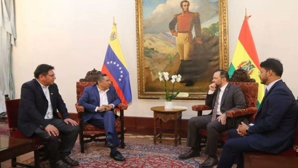 Bolivian FM Rogelio Mayta (2L) meets with Venezuelan officials in Caracas, April 19th, 2023. 