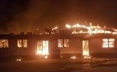 El fuego se originó en el dormitorio de una secundaria ubicada a unos 322 kilómetros al sur de la capital.