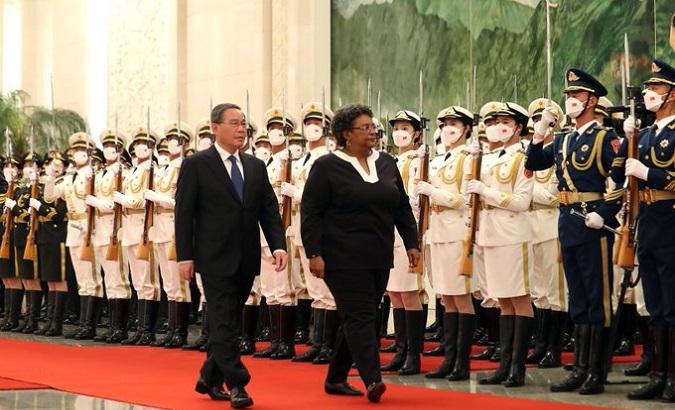 Chinese Premier Li Qiang (L) and Barbadian PM Mia Amor Mottley (R) in Beijing, June 25, 2023.