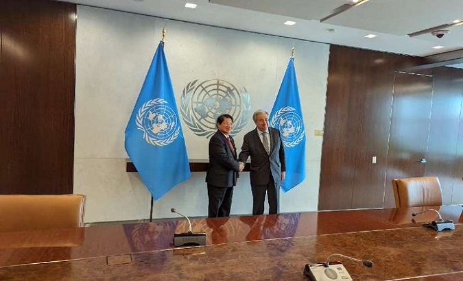 Denis Moncada handing the letter to the UN Secretary-General António Guterres. Jun. 28, 2023.