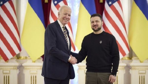 U.S. President Joe Biden (L) & Ukrainian President Volodymyr Zelensky (R).