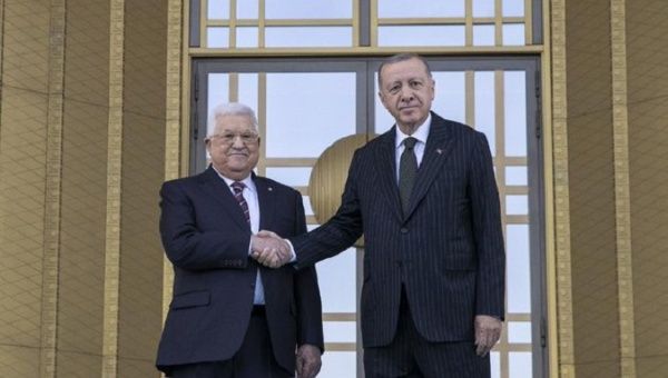Palestinian President Mahmud Abbas (L) and Turkiye President Recep Tayyip Erdogan (R).