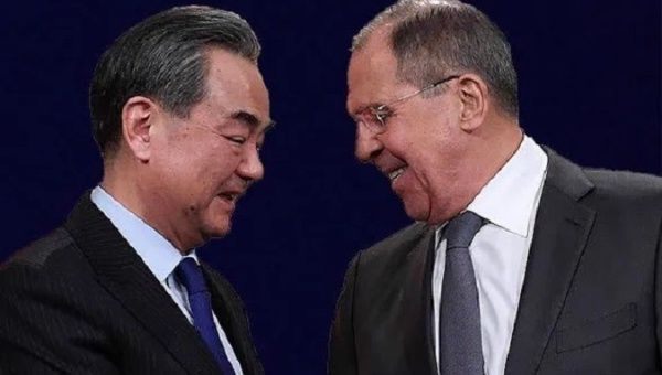 China's FM Wang Yi (L) and Russian FM Sergei Lavrov (R).