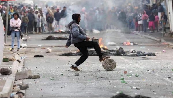 Protesters block streets with stones and debris during a cab drivers' strike against traffic authorities. Aug. 9, 2023. 