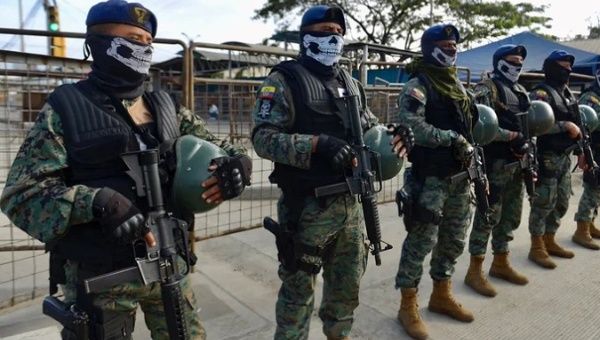 Ecuadorian security forces outside a prison, Aug. 2023.