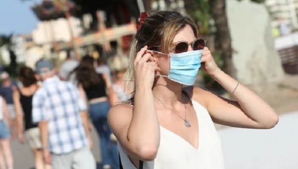 Woman uses a mask to avoid contagion.