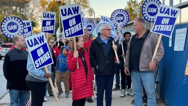 Wisconsin Governor Tony Evers (C) and UAW workers, Oct. 21, 2023.