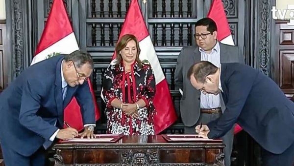 Peruvian President Dina Boluarte (C), 2023.