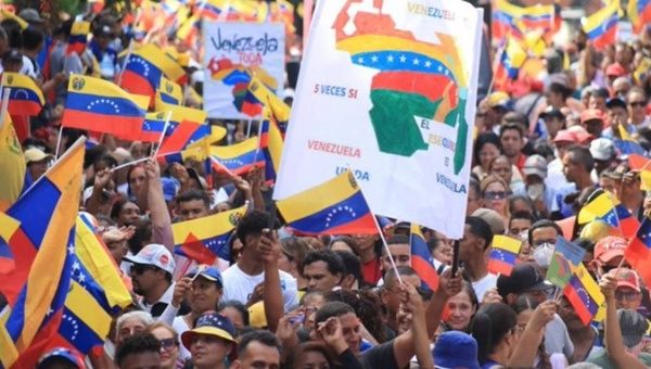 Venezuelans supporting the referendum on the Guayana Esequiba, 2023.
