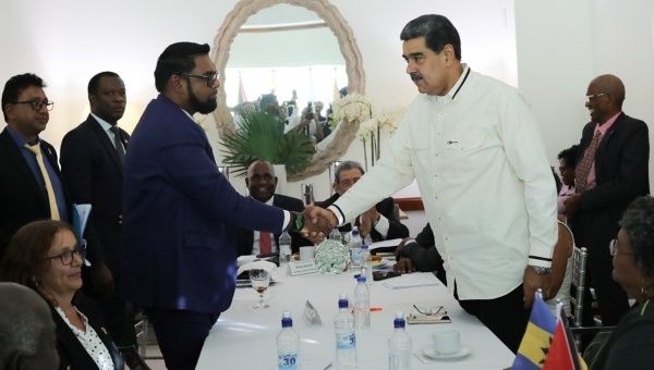Venezuela y Guyana establecerán de inmediato una comisión conjunta de Ministros de Relaciones Exteriores y técnicos de ambos Estados para abordar los asuntos que sean mutuamente acordados.