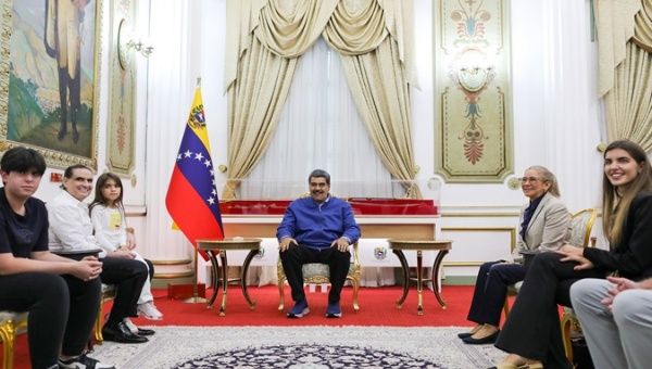 Venezuelan President Nicolás Maduro received diplomat Alex Saab at the Miraflores Palace. Dec. 20, 2023. 