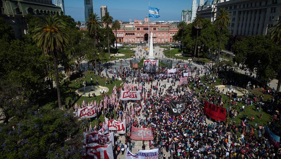Since Javier Milei announced a decree with large social cuts, the Argentine people have taken to the streets to claim their rights.