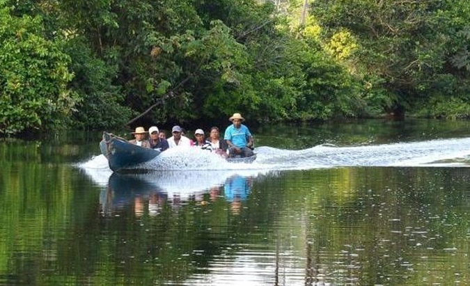Panamanian producers sailing along the Indio River.