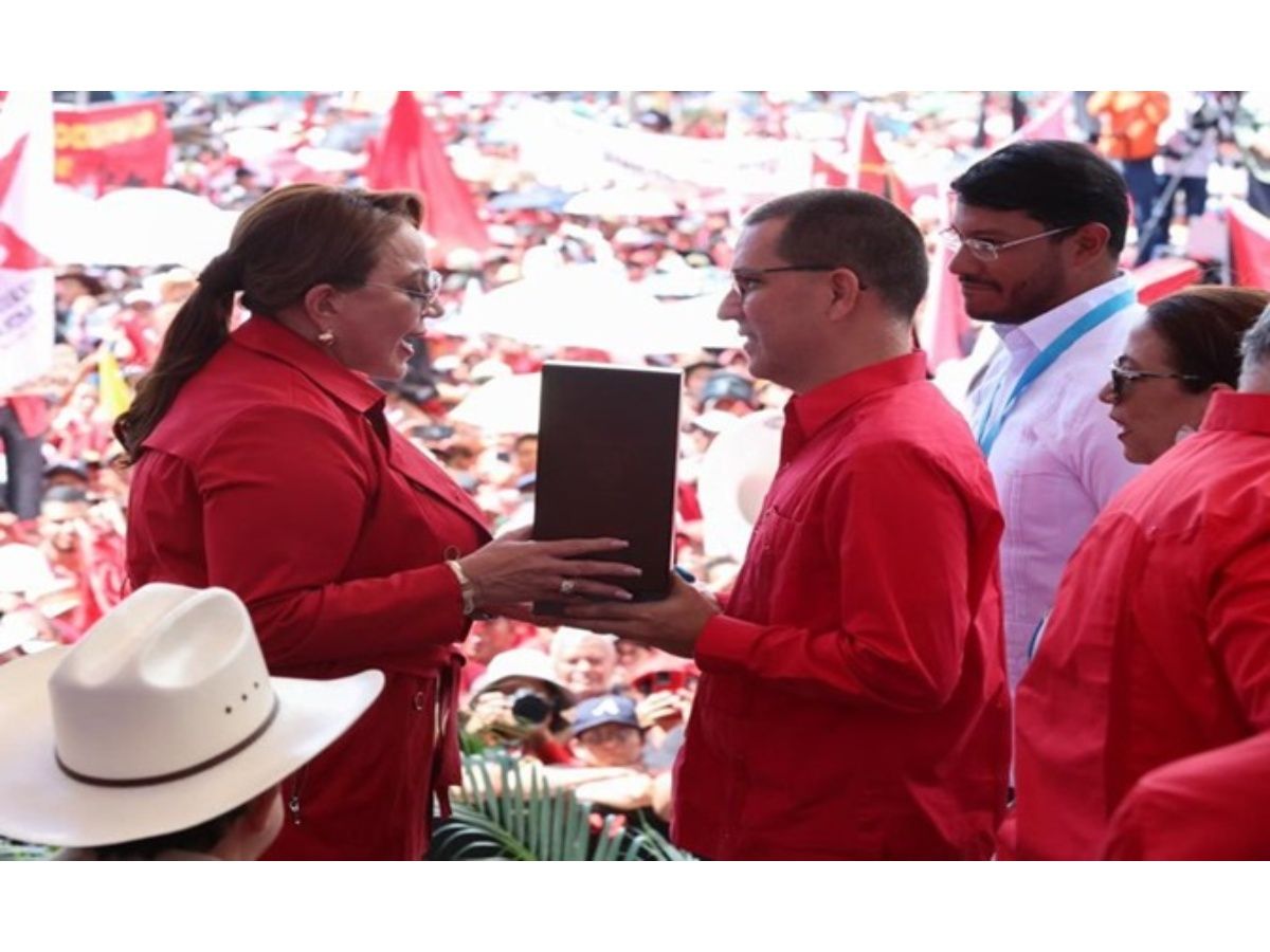 Maduro recibe orden de Francisco Morazán del presidente hondureño