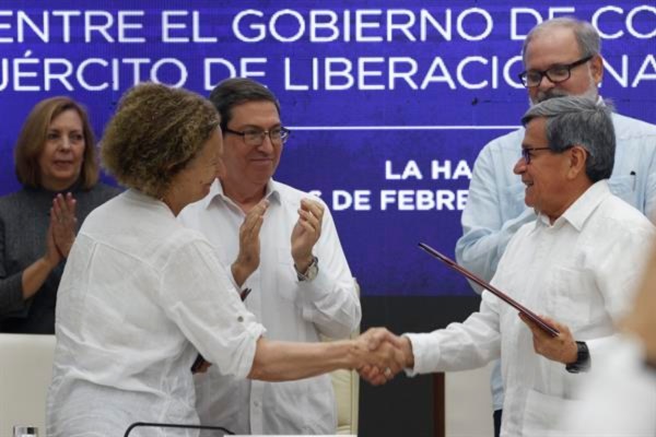 Colombian government delegate Vera Grabe (L) and ELN delegate Pablo Beltran (R), Feb. 6, 2024.