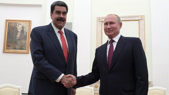 Nicolás Maduro and Vladimir Putin shake hands in a bilateral meeting between both heads of state.