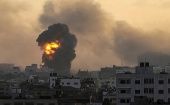 También se produjeron bombardeos contra viviendas residenciales situadas entre las localidades de Al-Qarara y Al-Zanna, al este de Khan Yunis, y alrededor del complejo médico Al-Shifa en la ciudad de Gaza.