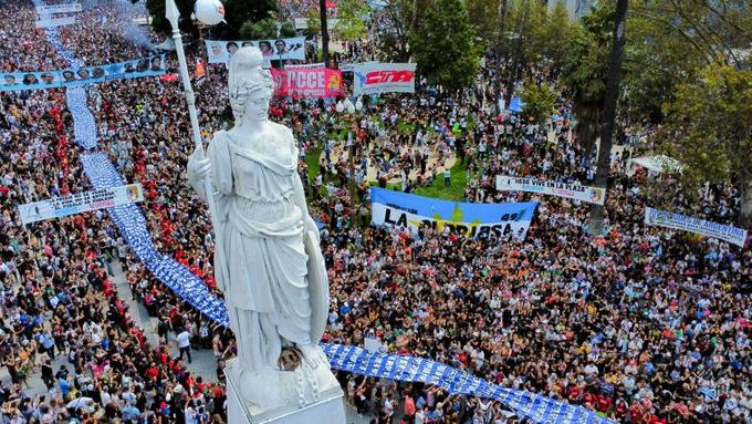 Thousands of Argentines demand that political crimes and democracy be defied never again committed.