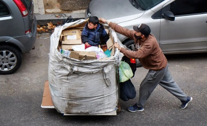 A poor citizen collects cardboard to earn a living, 2024.