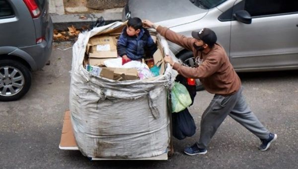 A poor citizen collects cardboard to earn a living, 2024.