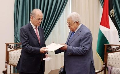 PM Mohamad Mustafa (L) and President Mahmoud Abbas (R), March 28, 2024.