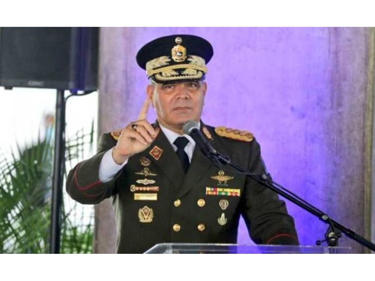 Venezuelan Defense Minister Supports Arrest of Former Ministers