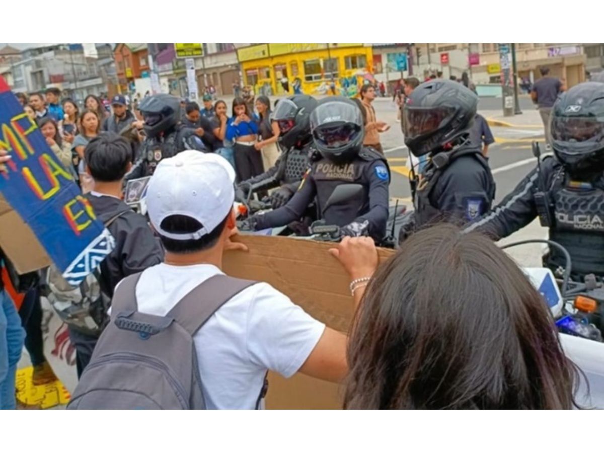 Ecuador: Police Repress Student Protest Against Referendum
