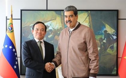 Vietnam's Deputy PM Tran Luu Quang (L) & Venezuelan President Nicolas Maduro (R).