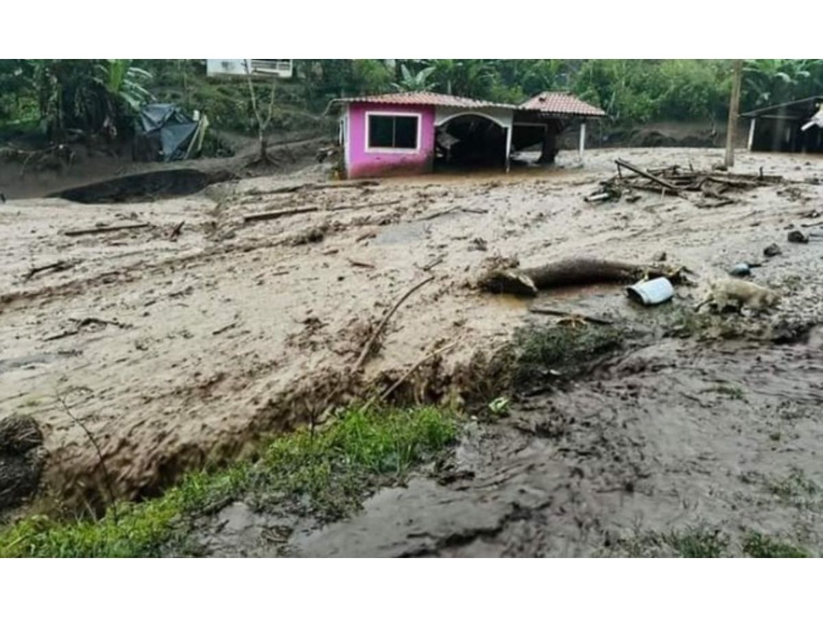 Flood in Alausi Leaves Several Ecuadorians Missing