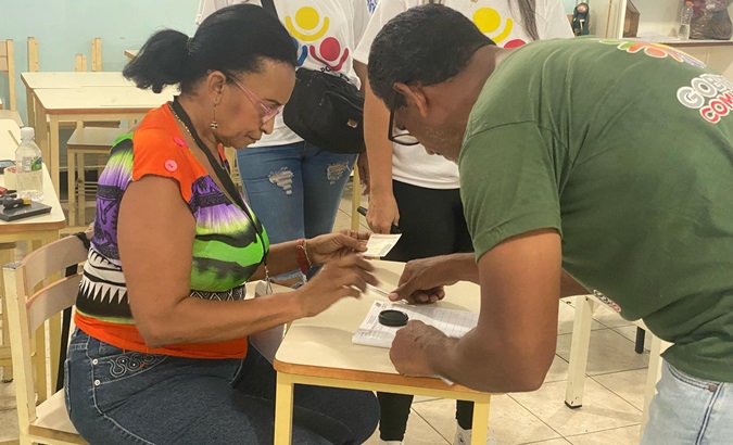 Citizen receives certificate of participation in the electoral process, April 21, 2024.