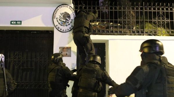Forces of Ecuador assaulting mexican embassy, looking for Jorge Glas, April 2024