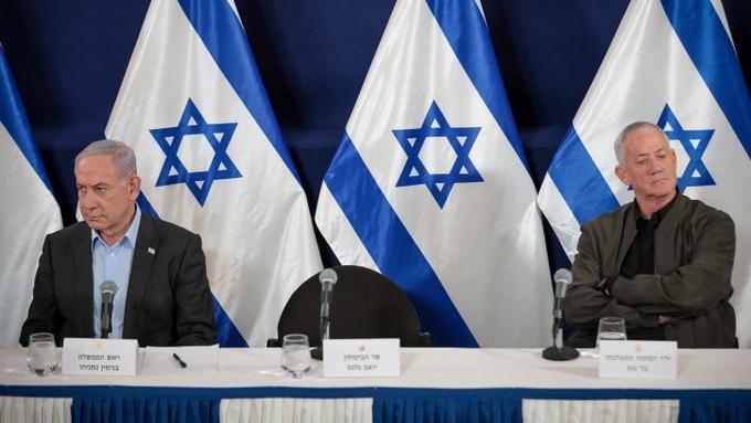The Israeli PM Benjamin Netanyahu (left) and the War Cabinet Minister Benny (right).