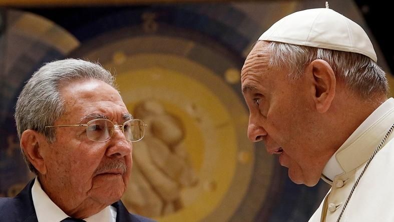 Pope Francis meets Cuban President Raul Castro during a private audience at the Vatican May 10, 2015.
