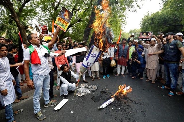 People burn an effigy with Israeli flags during a protest demanding for the liberation of Jerusalem's Al-Aqsa mosque, one of the holiest shrines in Islam, in New Delhi. Photo: Reuters
