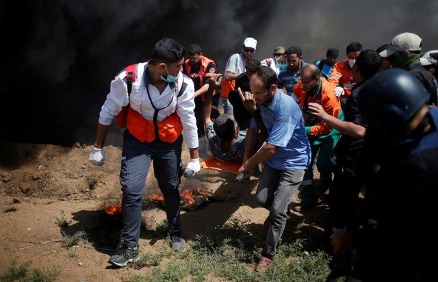 Wounded Palestinian demonstrator is evacuated during a protest marking al-Quds Day, (Jerusalem Day), at the Israel-Gaza border east of Gaza City. Photo: Reuters